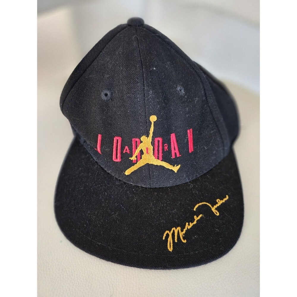 🛑SOLD🛑intage 90's Nike Air Jordan wool cap featuring the classic Jumpman logo.